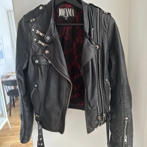 Skinnjacka Jofama - Skinnjacka med silverdetaljer. Äkta skinn. Bra skick. 