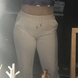 Juicy byxor - Säljer dessa juicy couture byxor i frotté då jag inte fått någon användning av dom. Dom är som sagt i frotté och har endast använts ungefär 5 gånger. Tvättas innan frakt💕Pris kan diskuteras