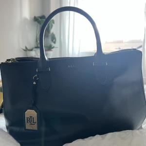 LAUREN RALPH LAUREN - Newbury Double Zip satchel - LAUREN RALPH LAUREN - Newbury Double Zip väska jag ärvt av min moster i Stockholm, fint skick liten vit repa i lädret men inget märkbart. Lång strap saknas pris går att diskutera 