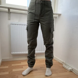 Jeans  - Ett par gröna cargojeans från Cubus barnavdelning i storlek 164, använda ett par gånger. Köpet är bindande.