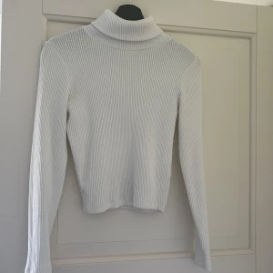 vit polotröja - superfin vit polotröja som är lite kortare i modellen! äldre modell från bikbok som är superfin! strl s! säljs pga för liten för mig i dagsläget.  