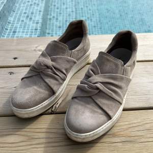 Sneakers i beige. Perfekta till våren!! Pris kan diskuteras