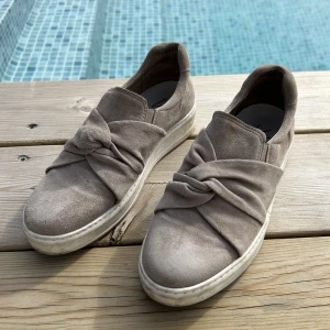 SKOR strl 37 - Sneakers i beige. Perfekta till våren!! Pris kan diskuteras