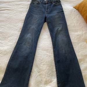 Ett par blå utsvängda jeans från Lindex, ”mira”. Jätte sköna och fina men inte low waist. Dom är stretchiga och funkar att gå ner och upp i storlek 