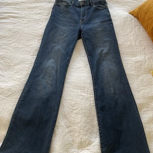 Utsvängda jeans  - Ett par blå utsvängda jeans från Lindex, ”mira”. Jätte sköna och fina men inte low waist. Dom är stretchiga och funkar att gå ner och upp i storlek 