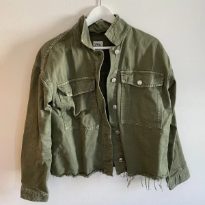 Jeansjacka zara - Snygg militärgrön jeansjacka från Zara. Knappt använd och i mycket fint skick. 