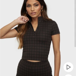 Byxor och tröja set  - Set från Nelly i storlek Small i både byxorna och tröjan. Helt oanvänt, prislapp finns kvar! Nypris för byxor: 399kr, nypris för tröjan: 299kr.  Säljer båda för 150kr!