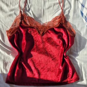 Linne med spets - Det står ingen storlek men skulle säga att det passar S-M  Finns i andra färger på min profil!