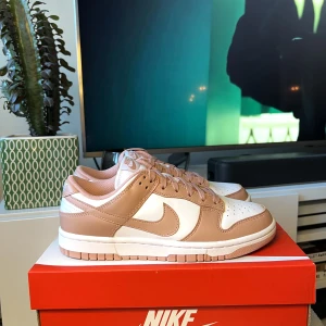 🌹Nike dunk low Rose whisper 🌹 - Wts  Nike dunk oanvända givetvis äkta, digitalt kvitto finns. Skickas dubbelboxad. 📦