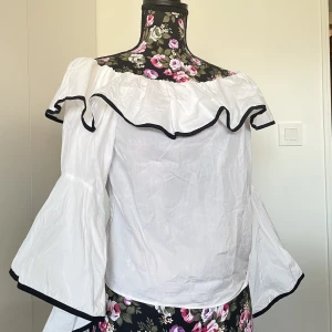 Vit blus - Vit blus med vida armar. Så fin nu till våren och sommaren. Knappt använd för att den är lite för stor för mig. Storleken är L men passar som en S/M