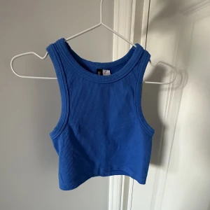 Linne från H&M - Jättefint blått linne från H&M! Använt en gång, som ny! Säljer då jag inte får användning för de:( Står att de är S men skulle mer säga XS, dock väldigt stretchigt material!🙌