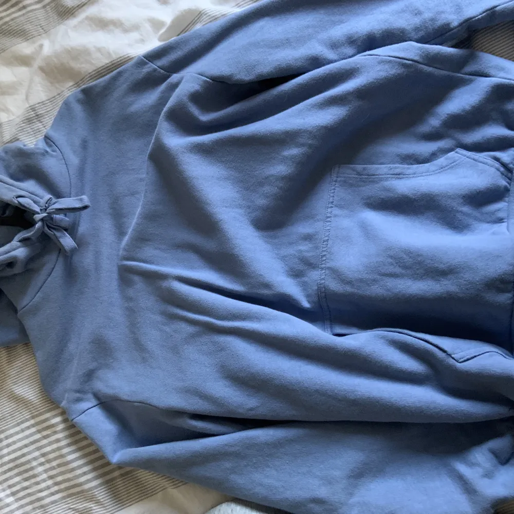 Blå hoodie strl xs men passar S också. 50kr + frakt eller bud🫶🏼. Hoodies.