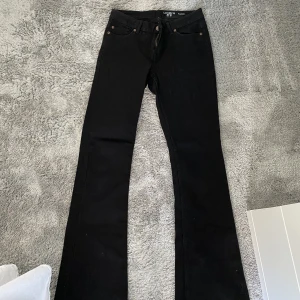Bootcut jeans  - Säljer dessa bootcut midwaist jeans från Lindex. Aldrig använda. Säljer pågrund av för små. Ordinarie pris 699kr 
