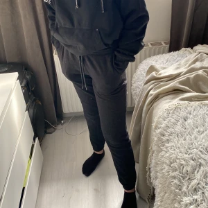 Mjukisbyxor - Svarta/ Grå mjukisbyxor från H&M DIVIDED 🤍 storlek S frakt ingår ej ⚡️