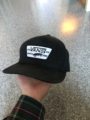 3 snygga snapbackkepsar! - 3 kepsar från märkena Vans och New Soul! Alla kepsar är i perfekt skick förutom den vinröda som har en skada på spännbandet. *katt har funnits i hemmet*