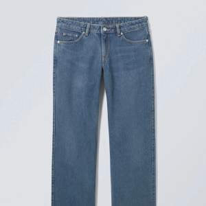 Säljer mina skit snygga populära weekday jeans då de blivit för stora på mig. Knappt använda. Nypris 590kr mitt pris 350kr🧡 skriv för egna bilder!