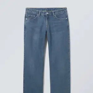 Säljer mina skit snygga populära weekday jeans då de blivit för stora på mig. Knappt använda. Nypris 590kr mitt pris 350kr🧡 skriv för egna bilder!