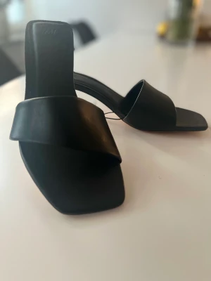 Låga klackar - Oanvända låga klackar. Prislapp på