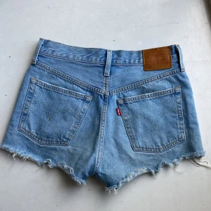 Levis 501 shorts - Levis 501 shorts, perfekt till sommaren! Går bra att trycka direkt på köp nu :)