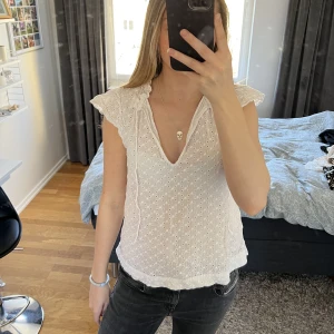 Vit blus - Såååå fin vit topp som passar sjukt bra nu till sommaren, asså wow🌸😍Köpte från Hm för ungefär två år sen men fortfarande i fint skick💕 Storlek S och säljer för 250kr🥰