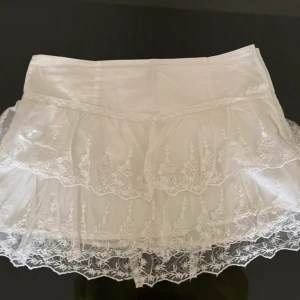 Volang kjol - Supersöt volang kjol i mycket bra skick! Så fin till sommaren!