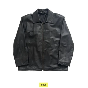 Läder jacka / biker jacka - Jätte snygg läderjacka, däremot har den lilla haken på dragkedjan gått sönder och därav det billiga priset!💗perfelt vintages skick