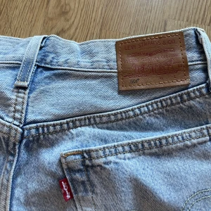 Levi’s Jeans 501 - Ljus blå Levi’s jeans 501 som forsätter vara en av de populäraste jeansen på marknaden🥰 Köpta på Levis butiken i Gbg. Skick 9/10. Pris+frakt🤍