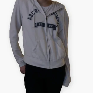 Abercrombie zip up - Abercrombie vit zip up! läs min policy (finns på likade inlägg) innan du skriver, du kommer antagligen få svar på din fråga där 💓