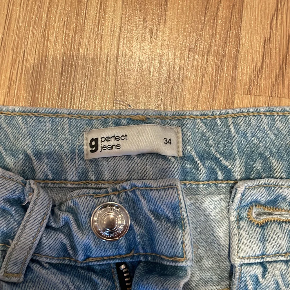 Säljer mina blåa högmidjade jeans från Gina då de tyvärr är för små för mig. Frakt ingår ej💗. Jeans & Byxor.