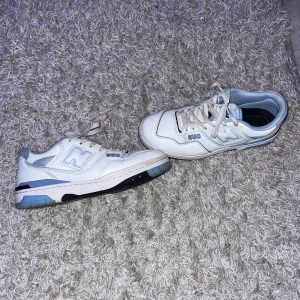 New Balance 550 university blue 43 - En par as snygga o fräscha new balance 550is i färgen university blue& storleken 43(us9.5). Skorna är precis försmå för mig därför säljer jag vidare! Vid frågor så skriv pm! 