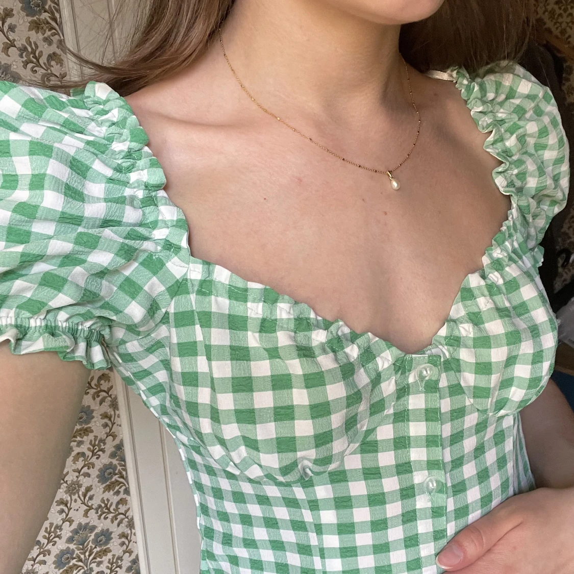 Rutig klänning med puffärm