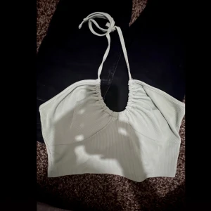 Sommar topp - En väldigt fin sommar topp, använd bara en sommar, liten fläck på som går bort, hör av er vid frågor eller bättre bilder❤️