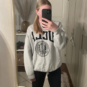 Oversized sweatshirt - Grå oversized sweatshirt med tryck💗bra skick och från H&M. Storlek xs men passar även s💗100kr+frakt