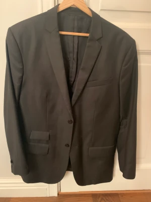 Filippa K kavaj - Otroligt snygg och fräsh kavaj ifrån Filippa K i nästan perfekt skick. Storlek 50, bara att skriva vid funderingar!