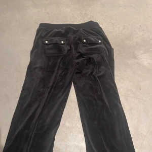 Juicy  byxor  - Säljer dessa juicy byxor då dom inte kommer till användning. Använda ca 4 gånger. Köparen står för frakten 