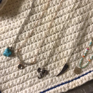 Halsband - Grön Sten -45kr 86cm såld  Guld silver Sten-45kr 49cm Elefant pull&bear -45kr 42cm Fjäder -45kr 48cm Guld färg pärlor- 45kr choker Kolla min profil för mer smycken/kläder m.m✨