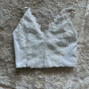 Topp - Vit topp med justerbara band. Bra skick 