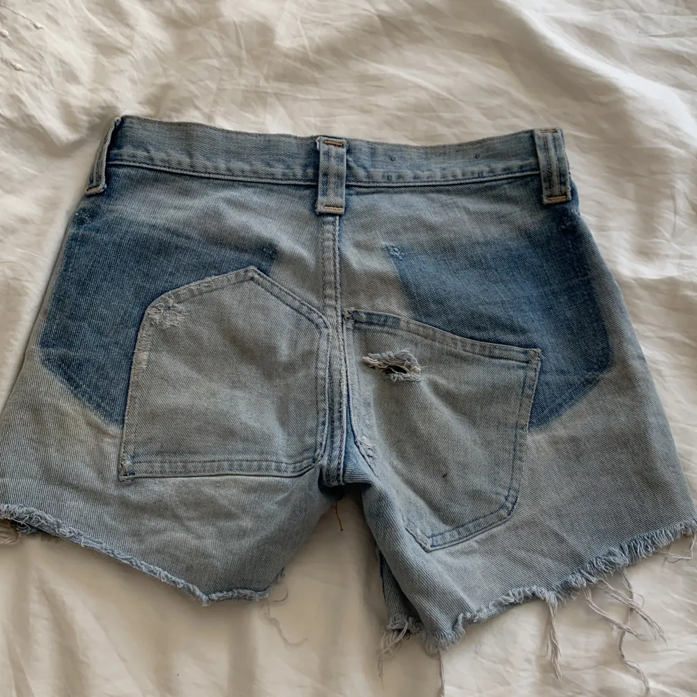 Ascoola vintage jeansshorts från Lee, de har ett litet hål på rumpan som går att laga om man vill!. Shorts.