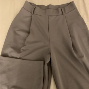 Grå Kostymbyxor Nelly  - Oanvända gråa kostymbyxor med vida ben från Nelly i strl S🫶🏽