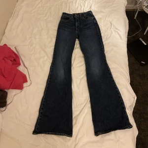 Levis Jeans  - Midjemått: 62cm (med stretch), midjehöjd (från skrevet): 30cm, höft: ca84cm, lår: 46cm, längst ner på benet (bootcut): 55cm, Innerbenslängd: 85cm <3