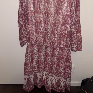 Klänning - Kort klänning från bikbok, öppen rygg med kedja hängandes i mitten. Aldrig kommit till användning. 