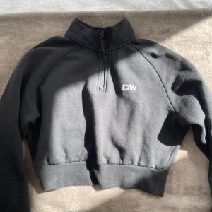 ICanIWill tröja - En croppad sweatshirt/tröja från ICanIWill i strl M🤍tycker personligen den är lite liten i storleken så hade sagt att den passar som en strl S