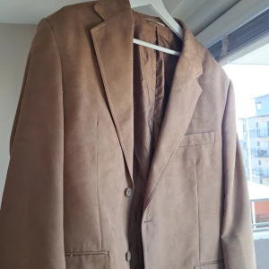 brunbeige kavaj - Brunbeige kavaj som är stor i modellen