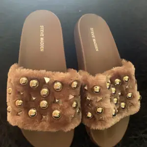 Äkta Steve Madden tofflor storlek 38 så söta i ljusrosa färg med knapp detaljer , passar storlek 38! 