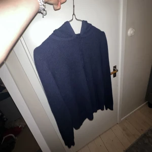 Soft Goat Hoodie - Knappt använd->Bra skick, mjuk och har inte hunnit noppra sig