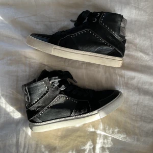 Zadig Voltaire skor - Sååå sjukt snygga skor från Zadig & Voltaire! Jättefint skick! Storlek 40 men passar även 39. Köptes för 3300kr men säljer för 1750kr.