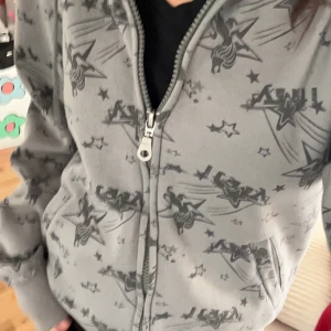 Jätte fet zip up  - Skit fet zip up köpt på secondhand från märker alliance strl L står de men sitter som en M 