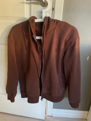 Hoodie brun - Brun zip hoodie från SHEIN