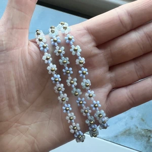 Blomarmband i pärla - Blomarmband, finns olika färger och olika storlekar! 100kr styck 🧚🏼 finns i guld och silver 👩🏼👩🏼‍🦳