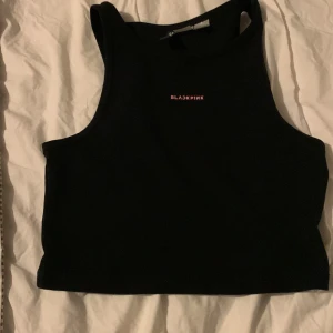 Svart blackpink top - Det är en xs storlek och kommer från H&M. Jag använder aldrig den men den passar fint utan bh. Kontakta för mer information.